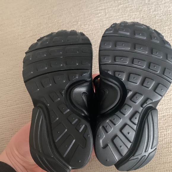 EUC Nike Little Presto sneakers - Picture 4 of 5